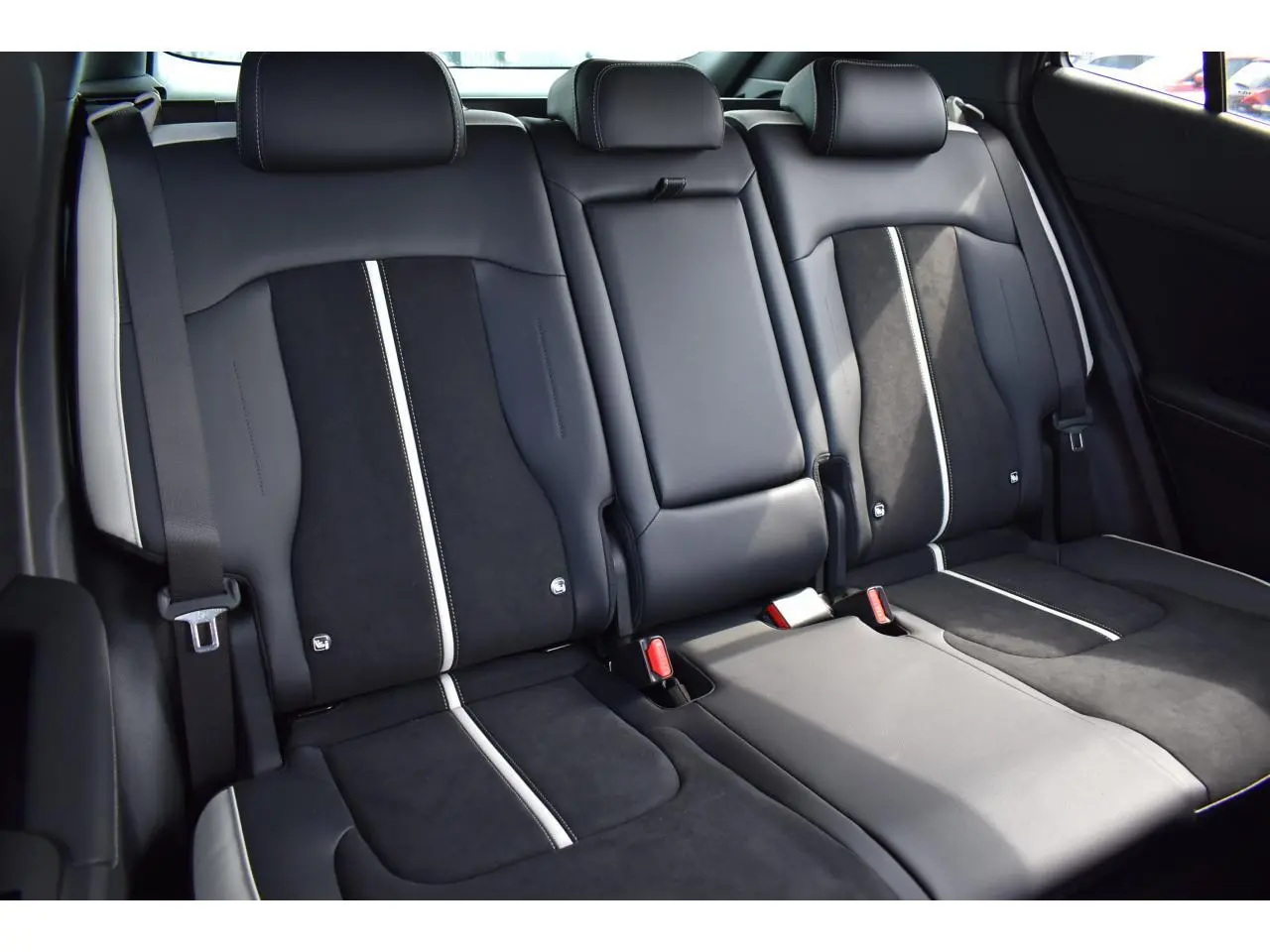 Vue rapprochée des sièges arrière bi-ton noir Abysse et gris écume du Kia Sportage hybride 2026.