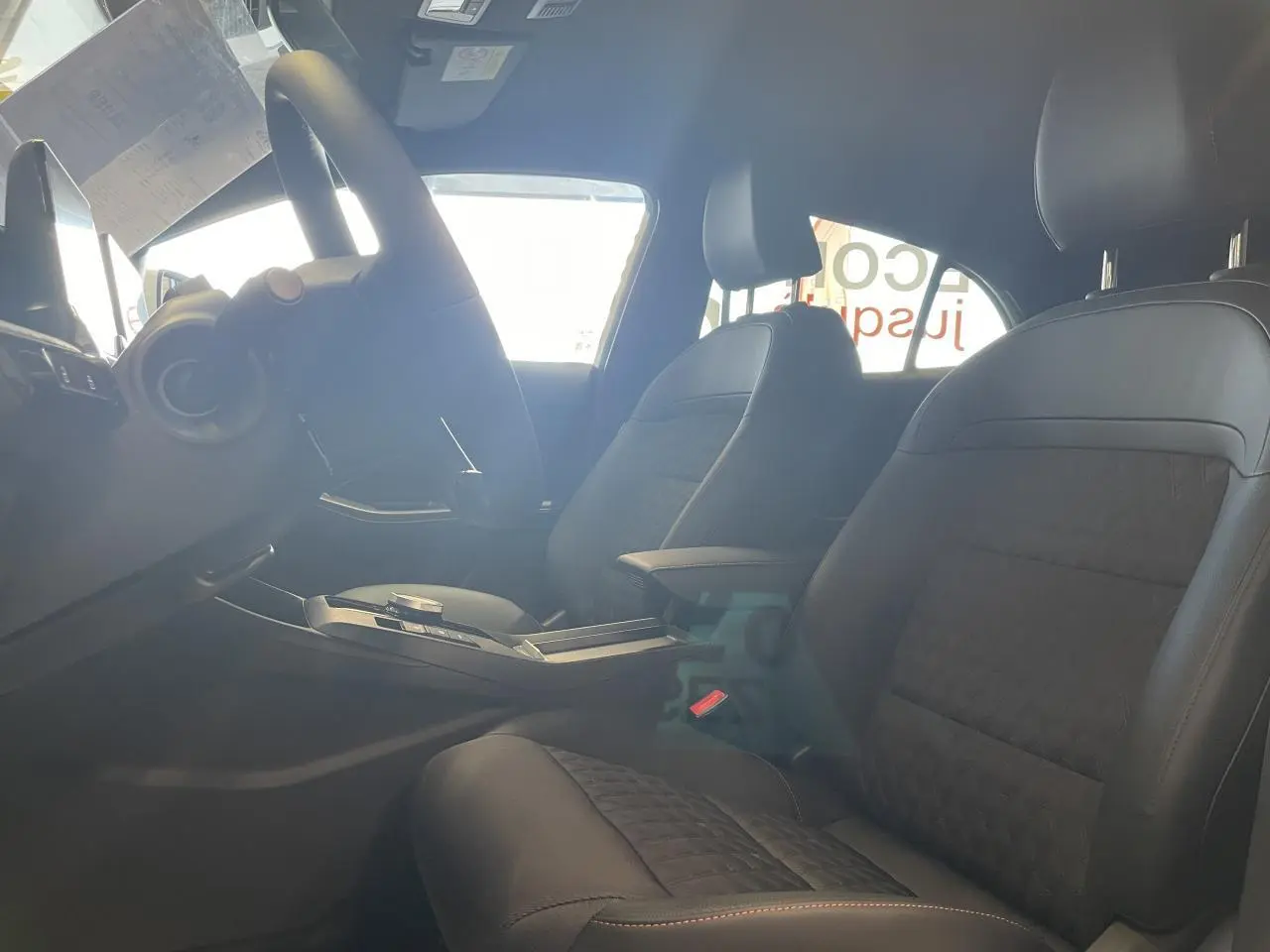 Vue intérieure côté gauche des sièges avant noirs en tissu et similicuir avec accoudoir central du MG3 1.5 Hybrid+ 195 Luxury.