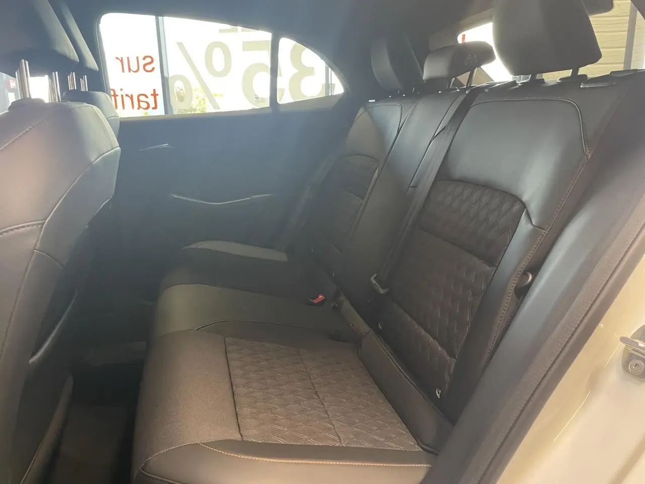 Vue intérieure côté droit des sièges arrière en tissu et similicuir noir du MG3 1.5 Hybrid+ blanc 2026.