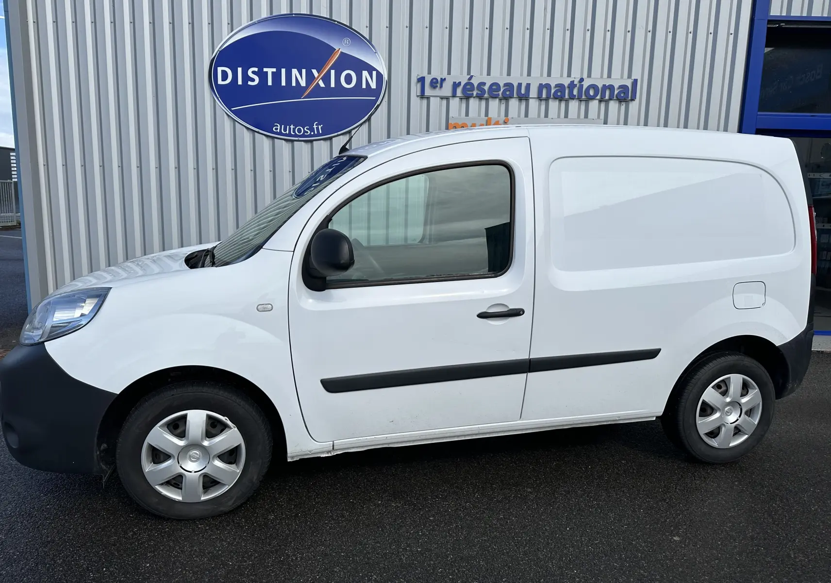 Profil côté gauche d'un utilitaire blanc Nissan NV250 1.5 DCI 95 Optima de 2020 avec portes latérales pleines.