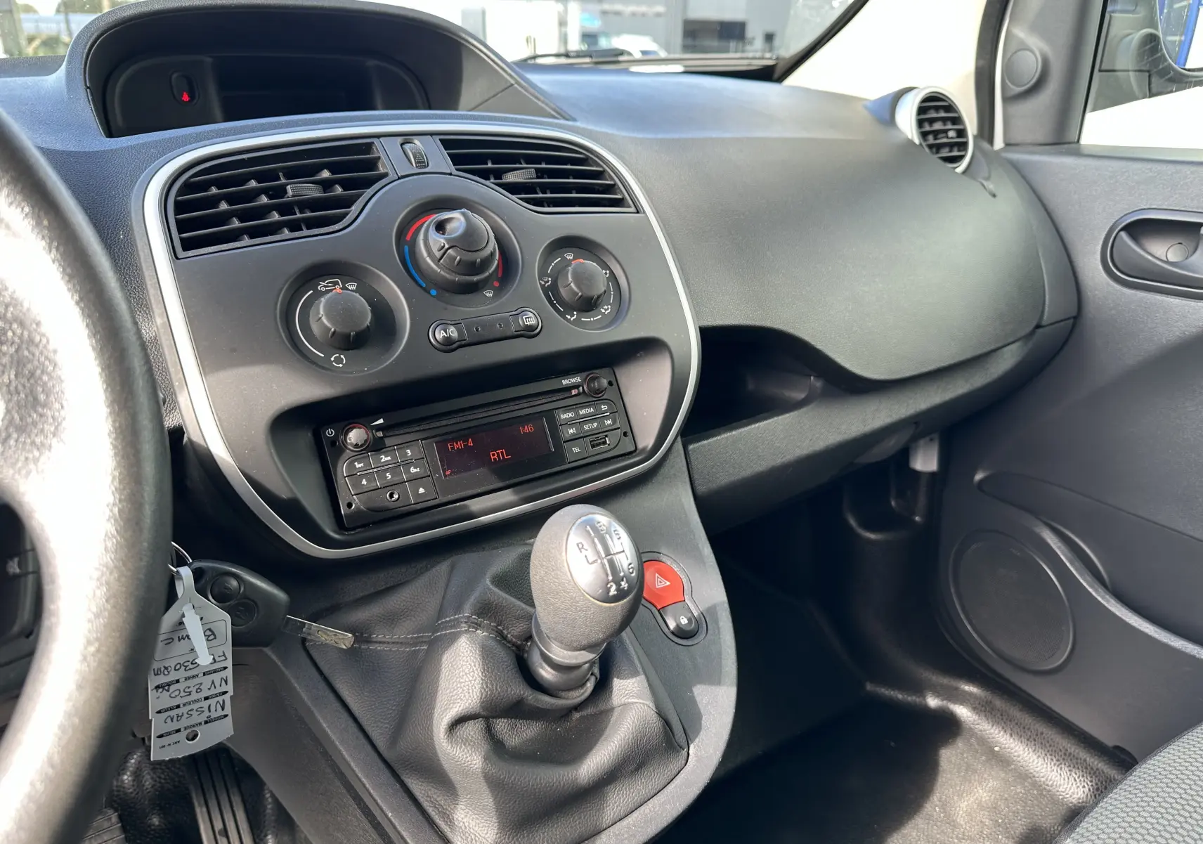 Vue intérieure côté passager du tableau de bord noir et levier de vitesses manuel d'un Nissan NV250 blanc de 2020.