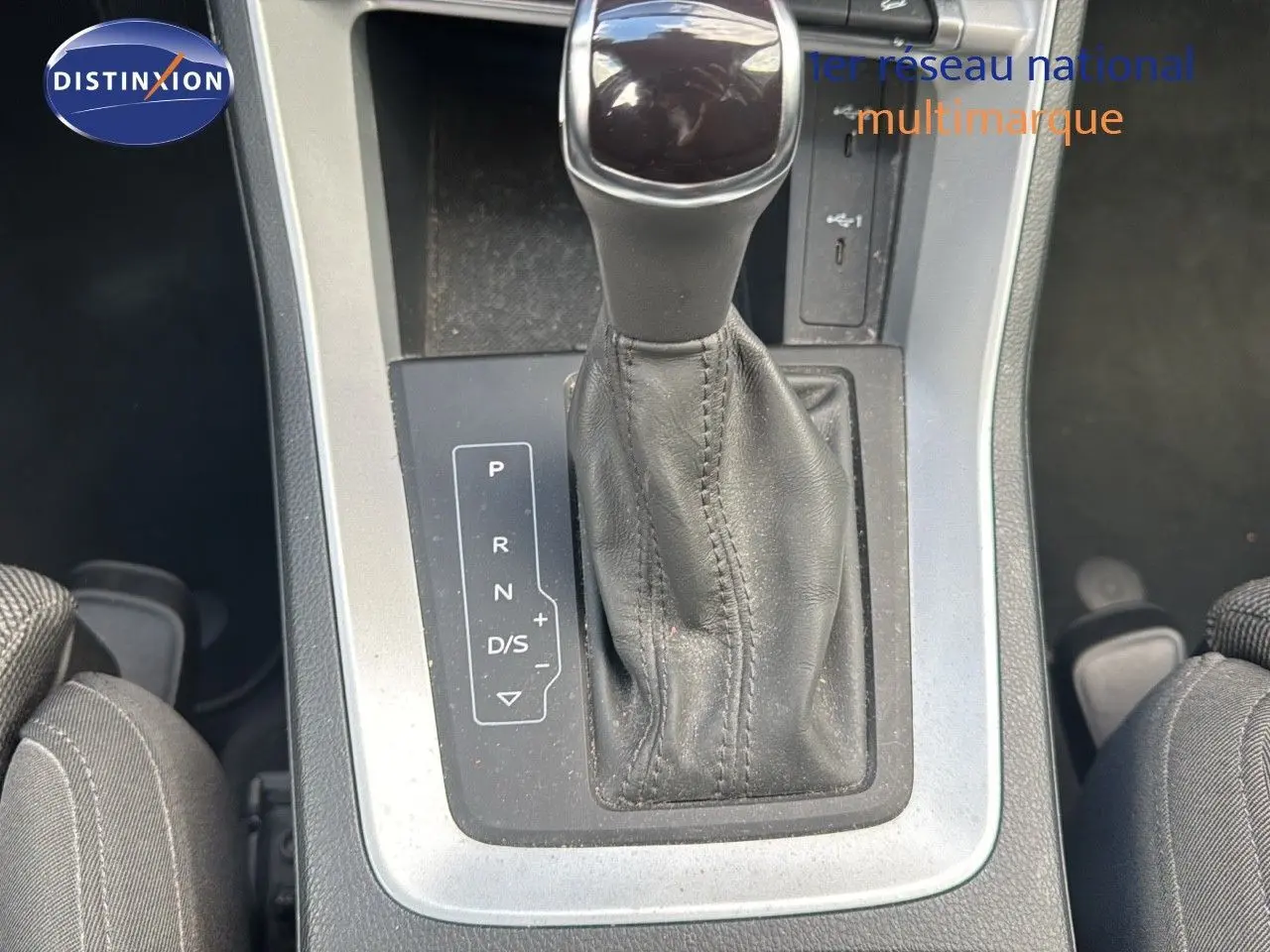 Le levier de vitesse automatique noir de l'Audi Q3 Sportback 35 TFSI 150ch Advanced, vu de dessus au centre console.