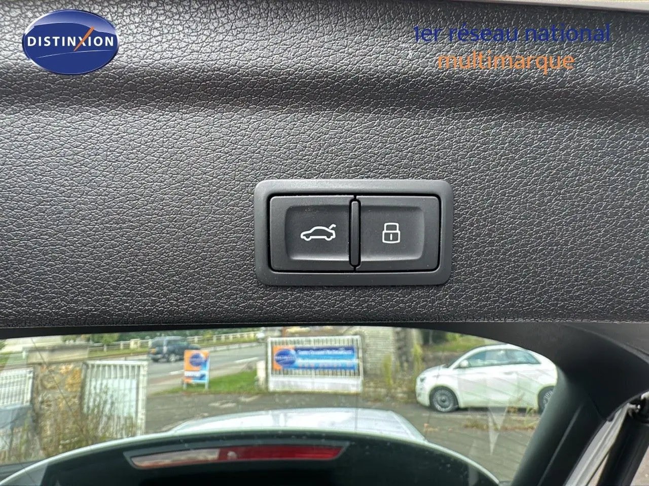 Boutons d'ouverture et de verrouillage du hayon sur la garniture intérieure du coffre d'un Audi Q3 Sportback blanc.