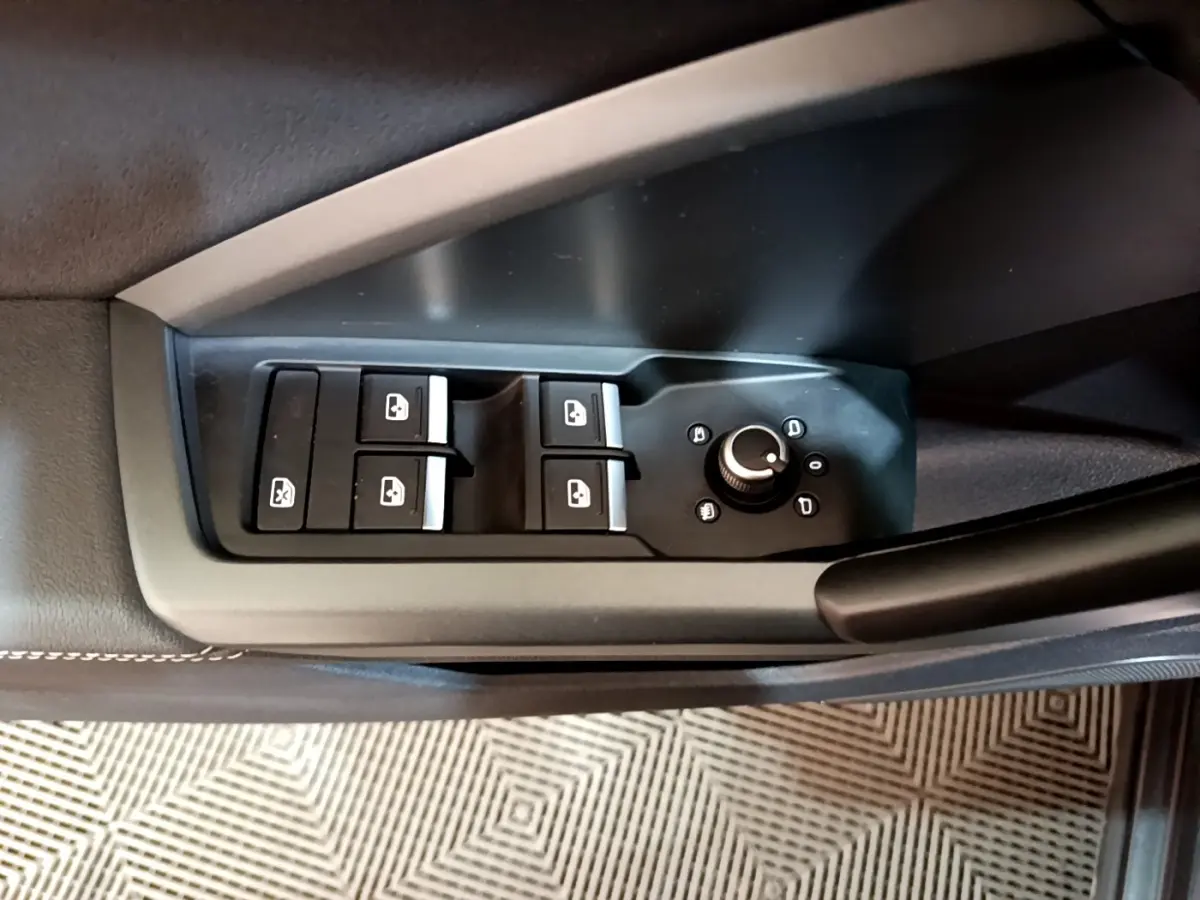 Gros plan sur les commandes de lève-vitres et réglage des rétroviseurs côté conducteur de l'Audi Q3 35 TFSI S LINE 2022.