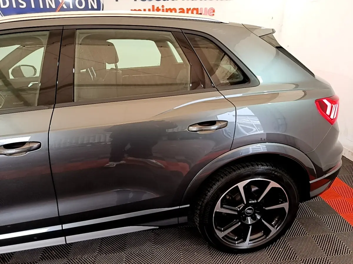 Vue latérale droite sur l'arrière d'un Audi Q3 gris foncé avec jante alliage et feux arrière LED distinctifs.