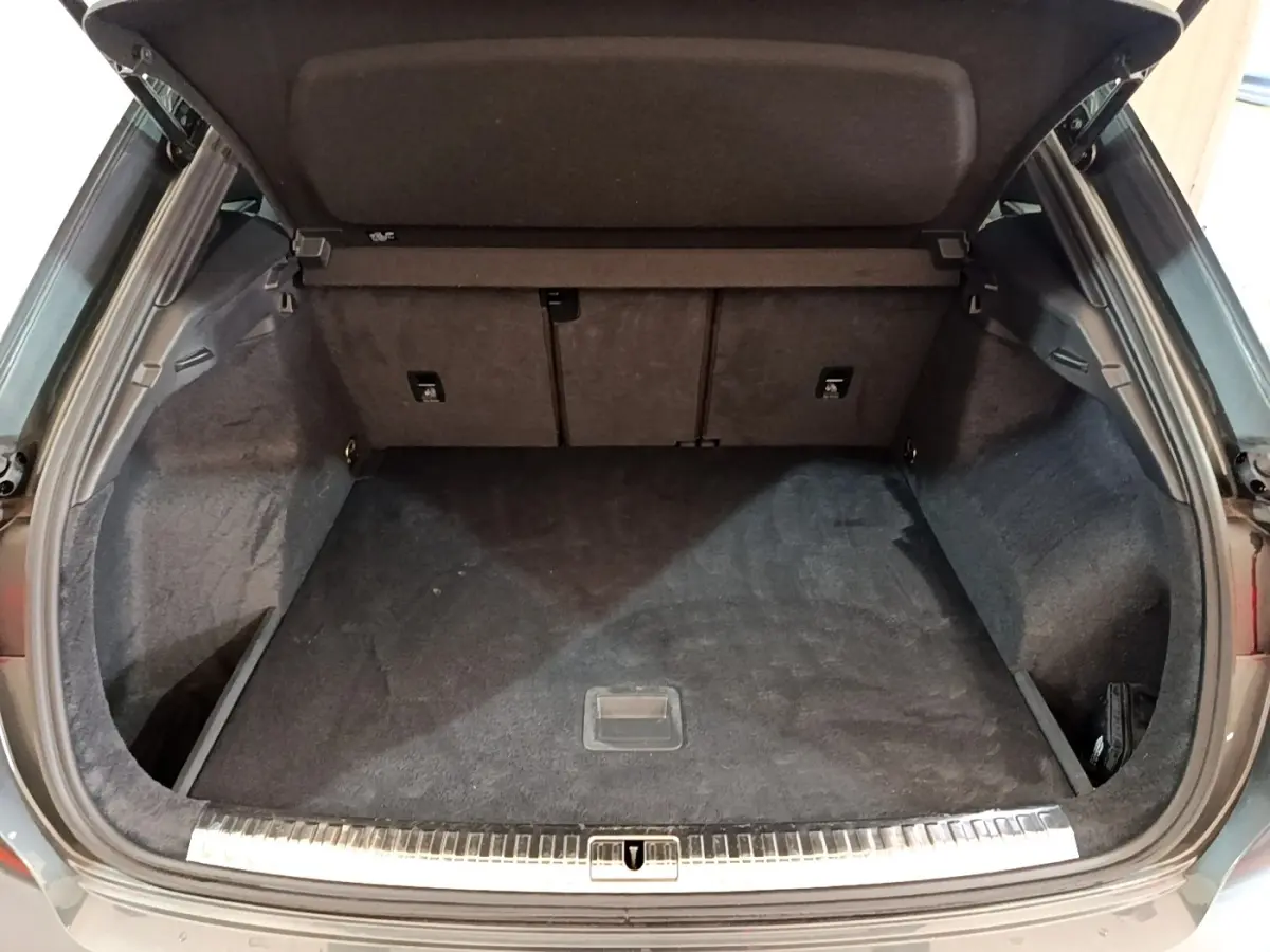 Coffre ouvert vu de l'arrière d'un Audi Q3 gris foncé, montrant un espace de chargement propre et spacieux.