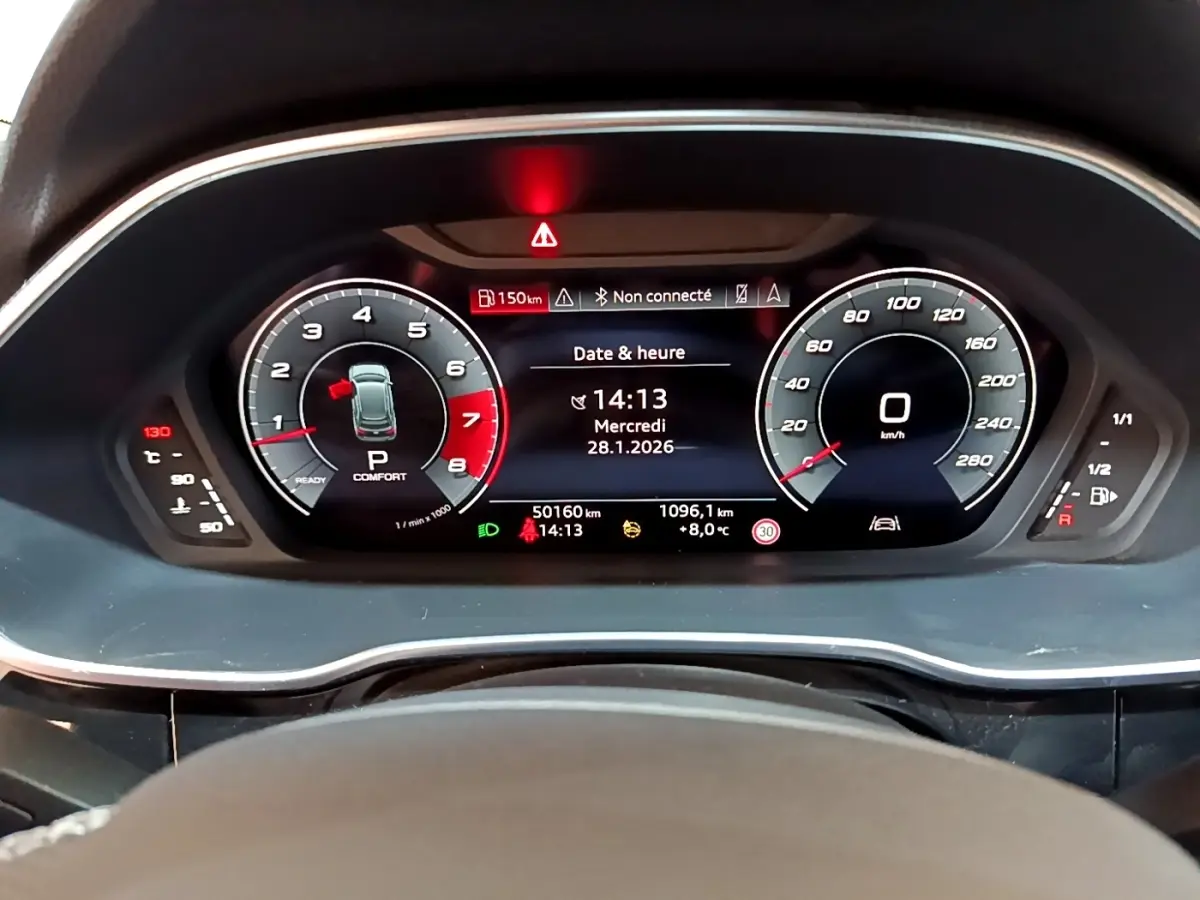 Tableau de bord numérique de l'Audi Q3 35 TFSI S LINE 2022, affichage multifonctions et compteurs digitaux.