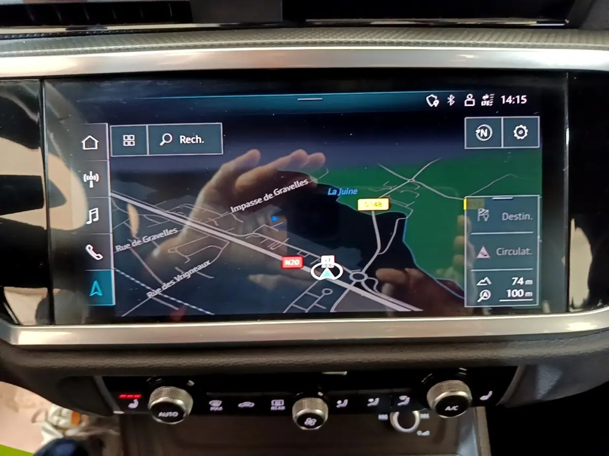 Écran tactile central affichant la navigation GPS dans l’Audi Q3 35 TFSI S Line, intérieur noir.