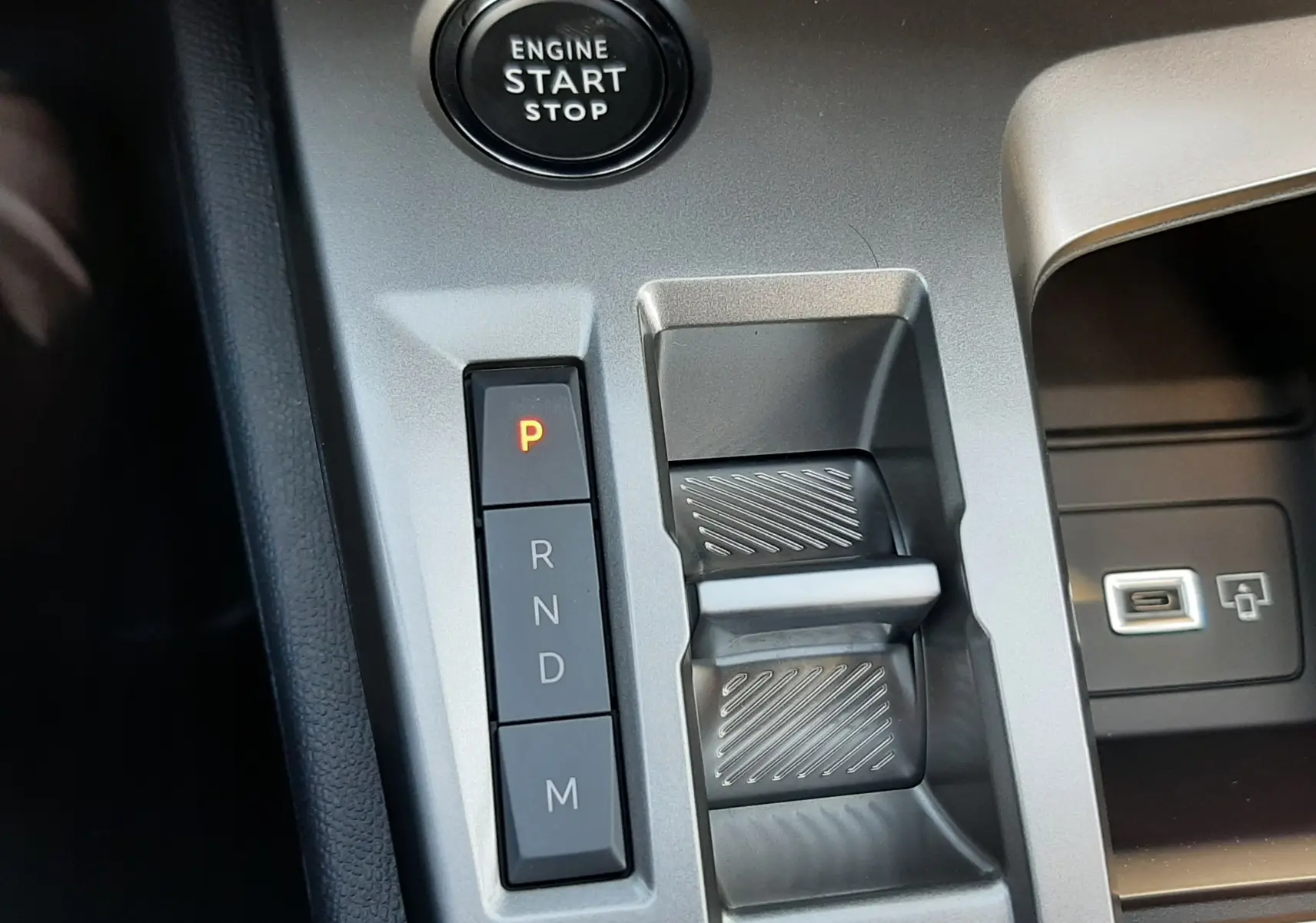 Gros plan sur la console centrale de la Peugeot 308 Bleu Obsession, avec bouton start/stop et commande de boîte automatique.