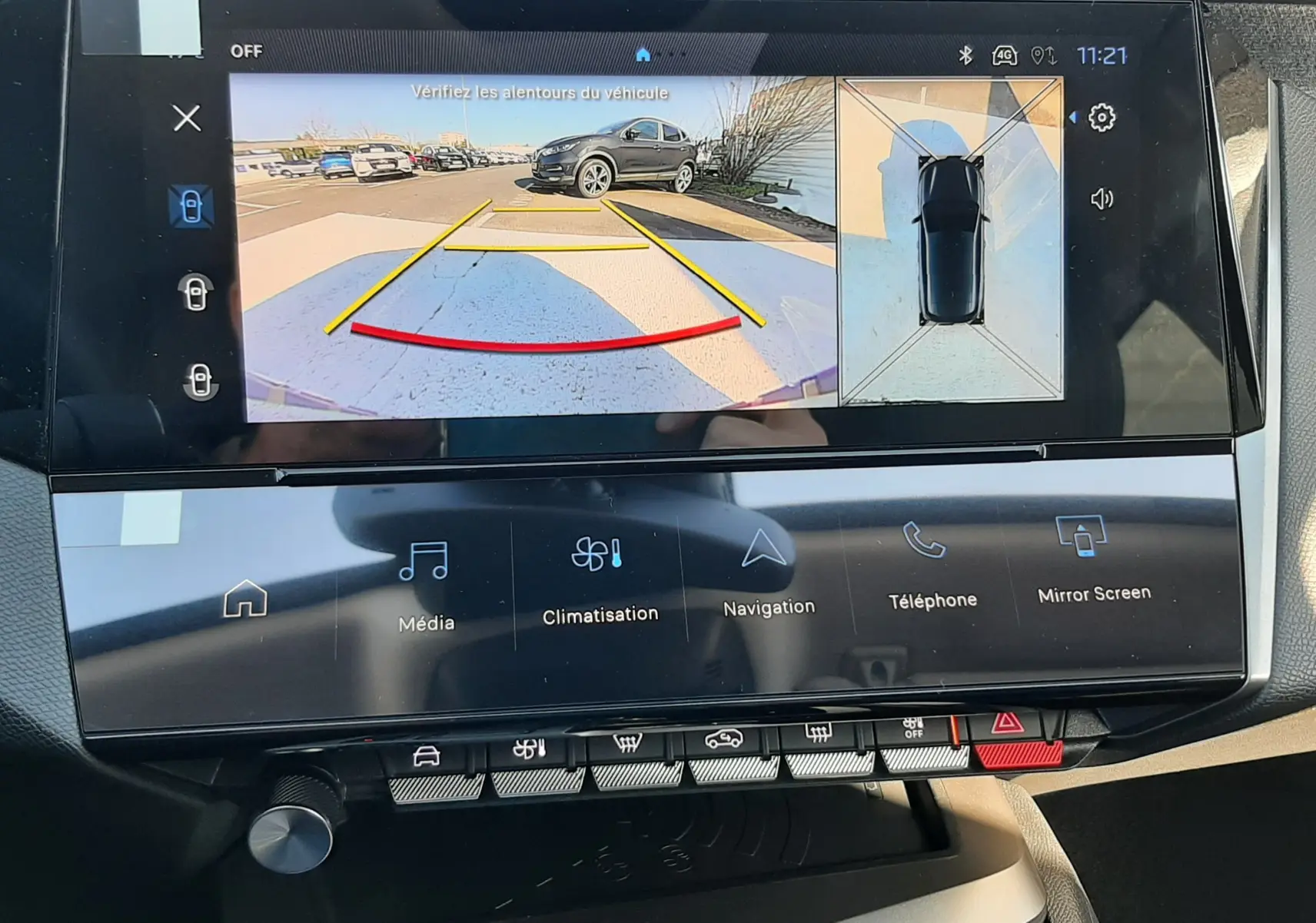Écran tactile intérieur de la Peugeot 308 bleu Obsession montrant la caméra de recul et la vue 360° en stationnement.