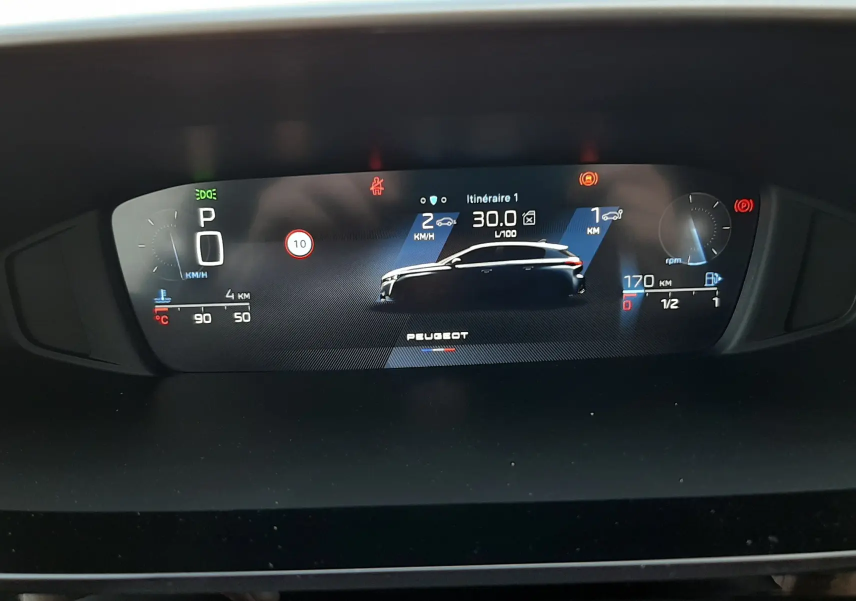 Tableau de bord numérique de Peugeot 308 Bleu Obsession, affichage central avec silhouette du véhicule et informations de conduite.