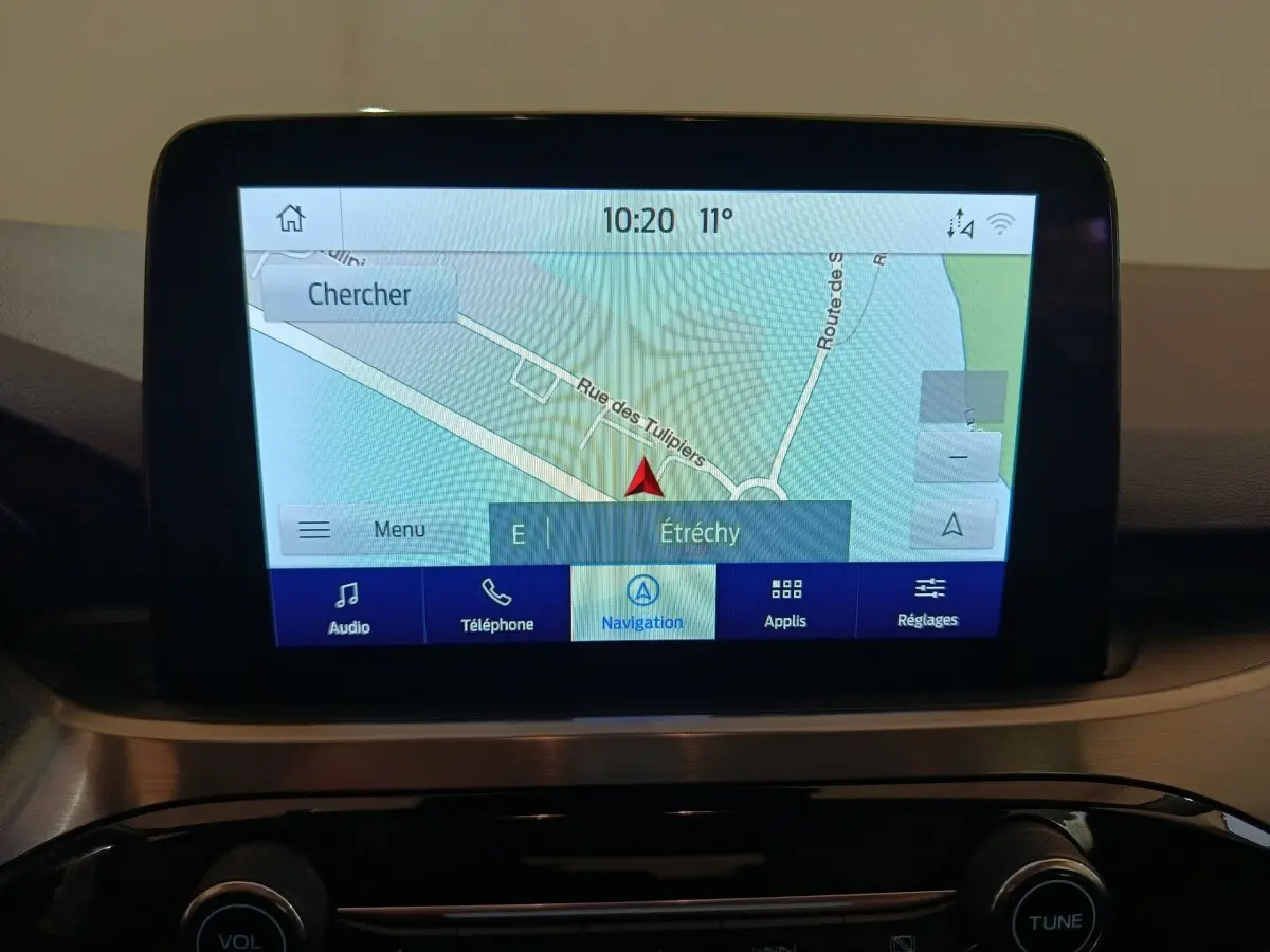Écran tactile central du Ford Kuga 2023 affichant la navigation avec carte et options multimédia.