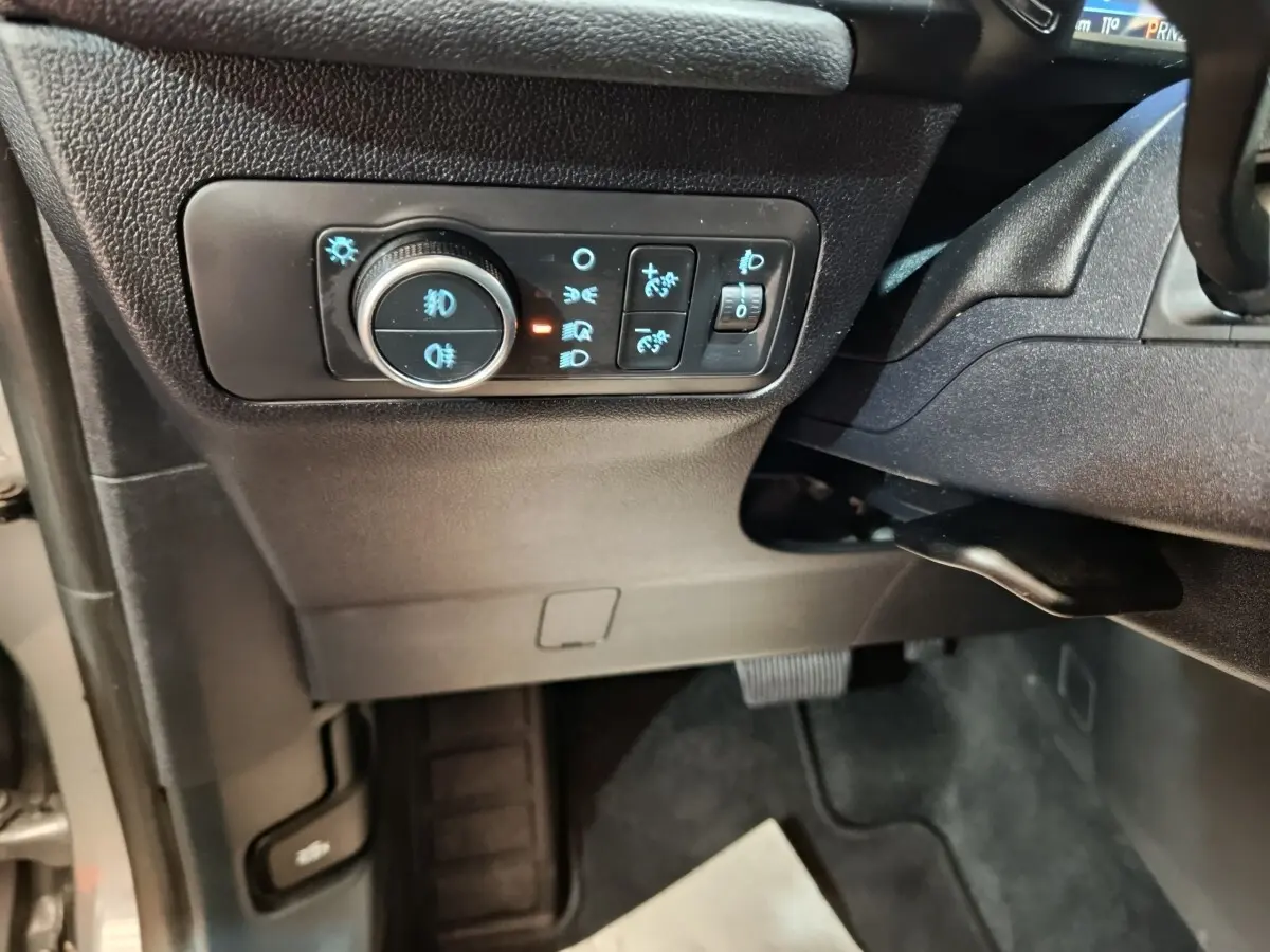 Détail du panneau de commandes d’éclairage côté gauche dans l’habitacle du Ford Kuga gris foncé 2023.