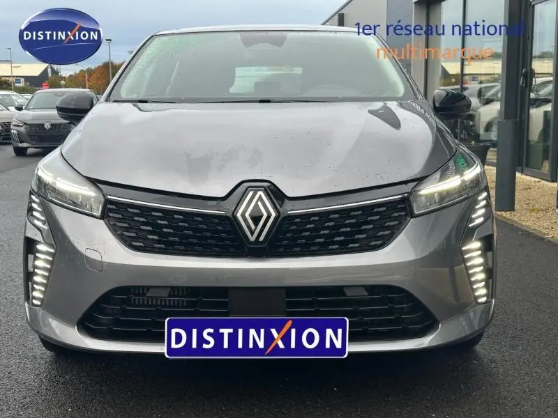 Vue avant d'une Renault Clio 2025 gris métallisé avec feux LED verticaux et calandre noire distinctive.