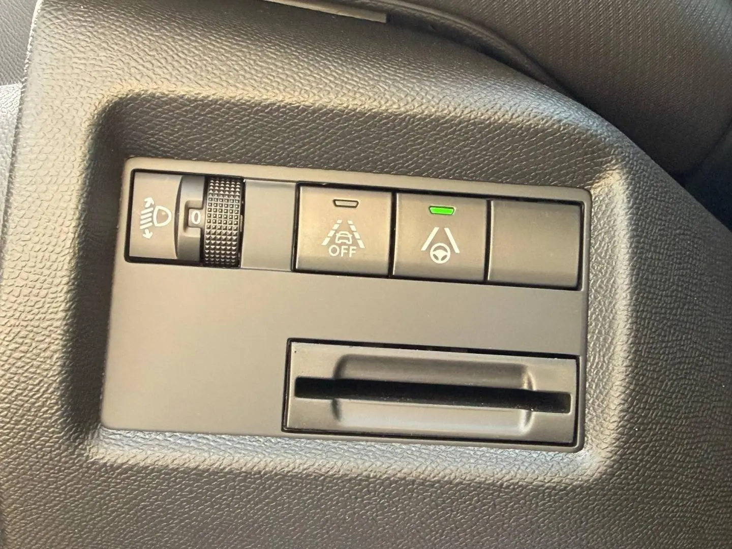 Gros plan sur les commandes d'assistance à la conduite du Citroën C5 Aircross 2025, finition gris Platinium.
