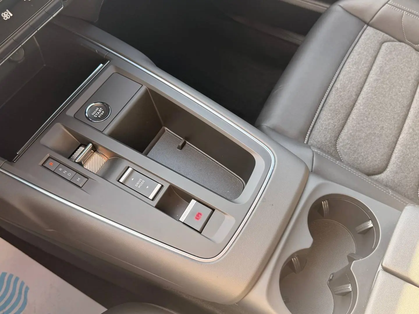 Vue rapprochée de la console centrale grise avec bouton start/stop et levier de vitesses de la Citroën C5 Aircross 2025.