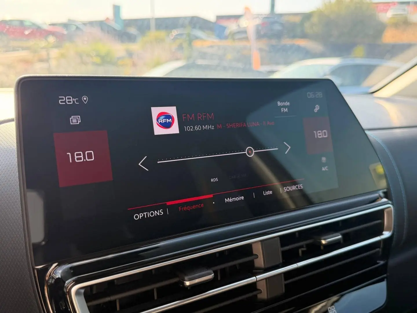 Écran tactile central du tableau de bord du Citroën C5 Aircross gris Platinium, affichant la radio FM RFM.