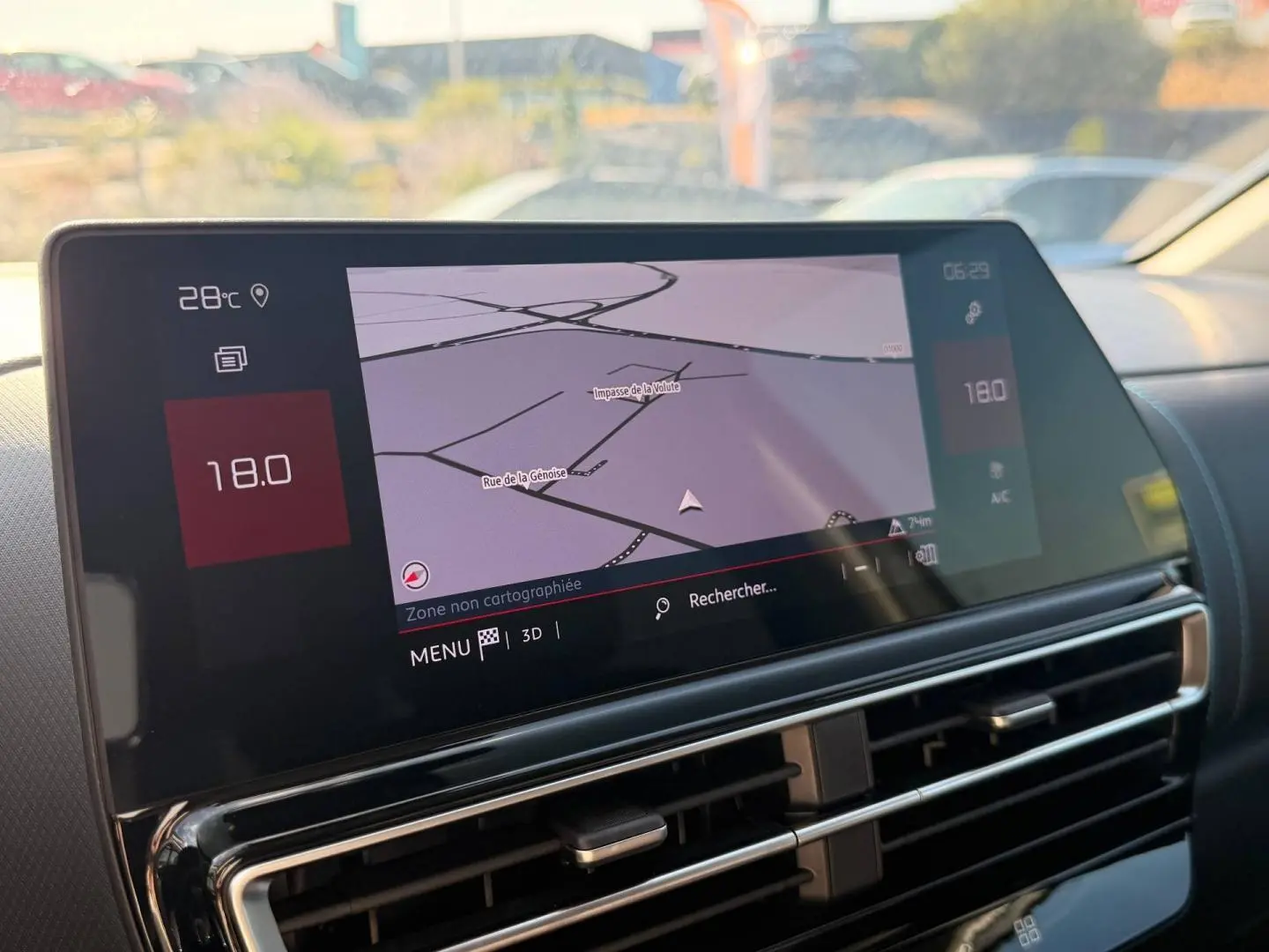 Écran tactile central affichant la navigation dans l’habitacle du Citroën C5 Aircross gris Platinium, vue de face.