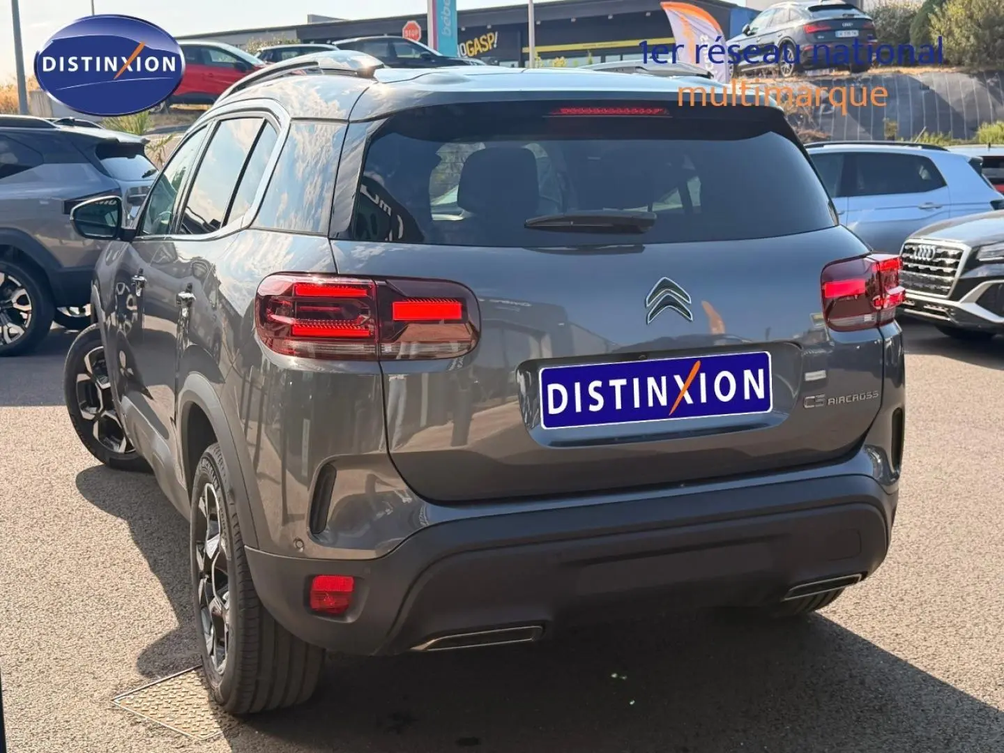 Vue 3/4 arrière du Citroën C5 Aircross gris Platinium avec feux arrière LED et jantes alliage noires.