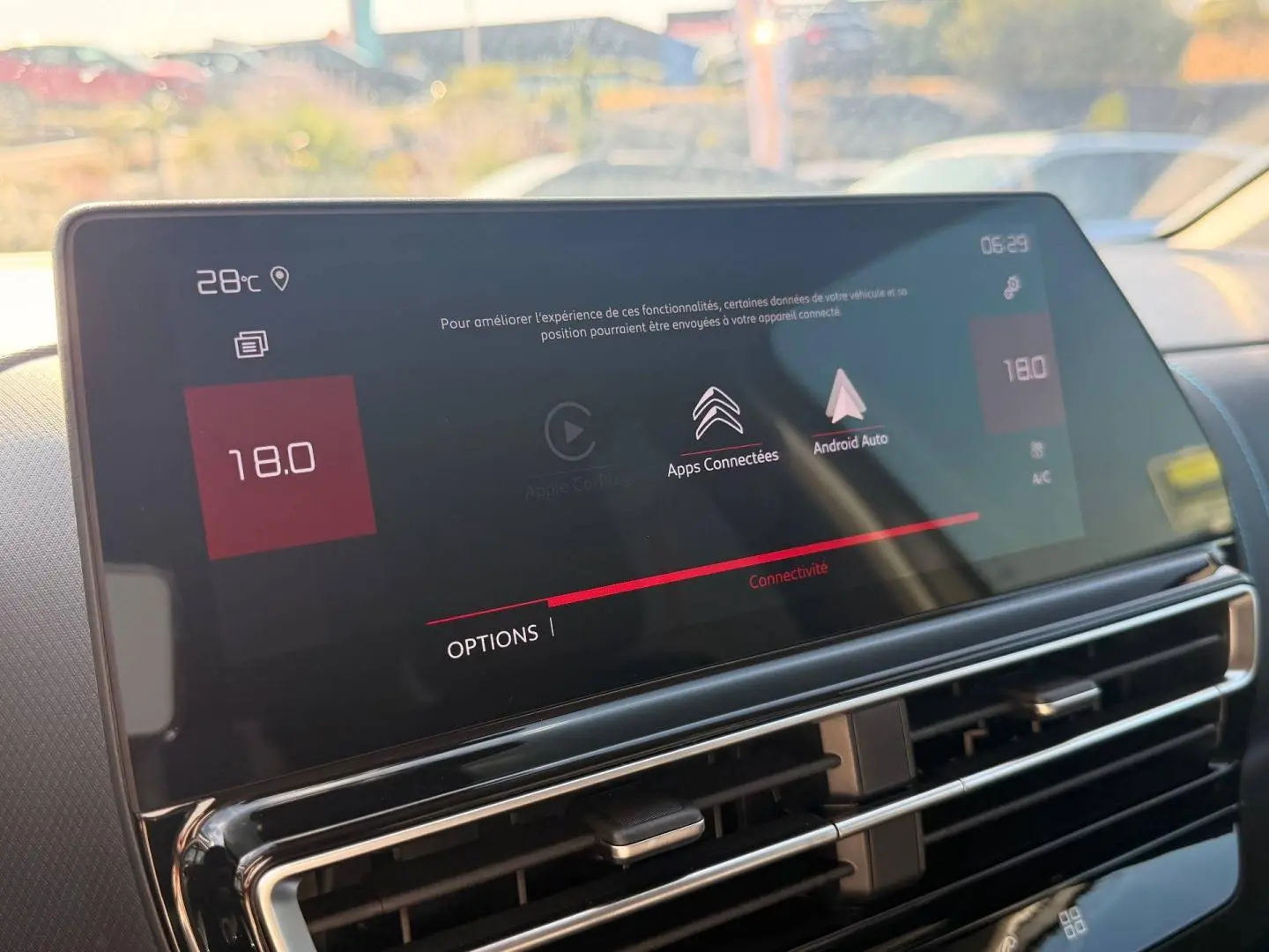 Écran tactile central du tableau de bord du Citroën C5 Aircross 2025, affichant connectivité et température à 18°C.