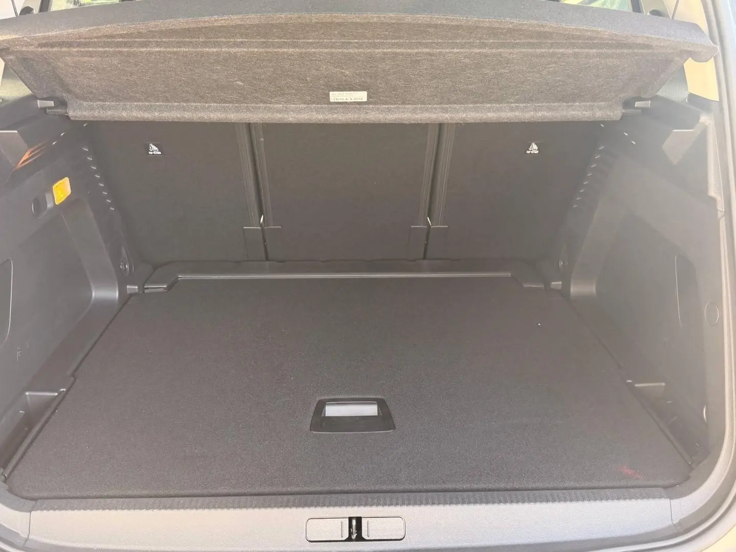 Coffre ouvert vu de l'arrière du Citroën C5 Aircross gris Platinium, espace de chargement plat et spacieux.