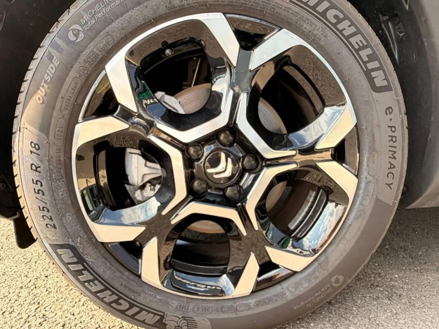 Gros plan sur la jante alu noire et argentée d’un Citroën C5 Aircross 2025 gris Platinium, pneu Michelin visible.