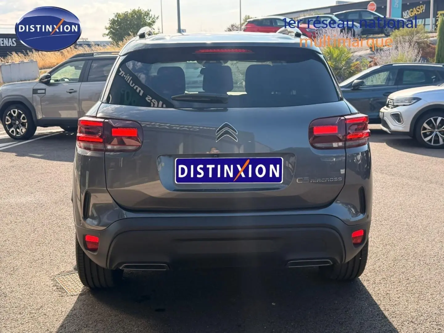 Vue arrière d'un Citroën C5 Aircross gris Platinium 2025 avec feux arrière LED et double sortie d'échappement intégrée.