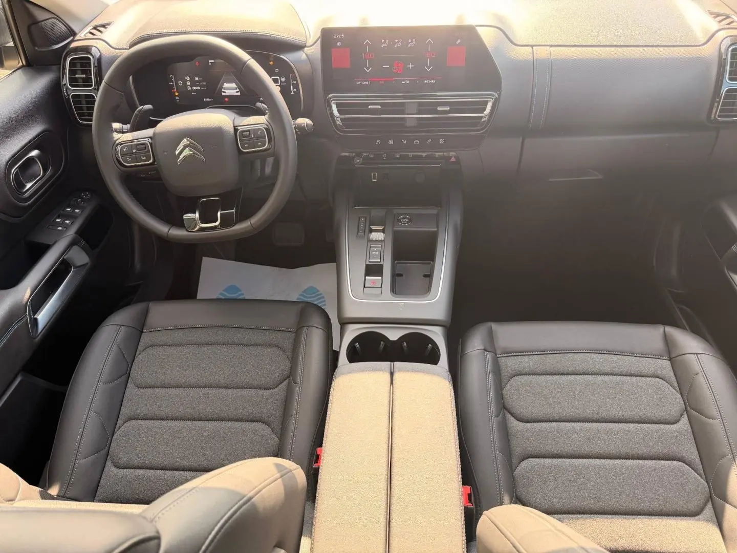 Vue intérieure avant du Citroën C5 Aircross 2025, volant cuir multifonction et sièges tissu Bruneo chine noir.
