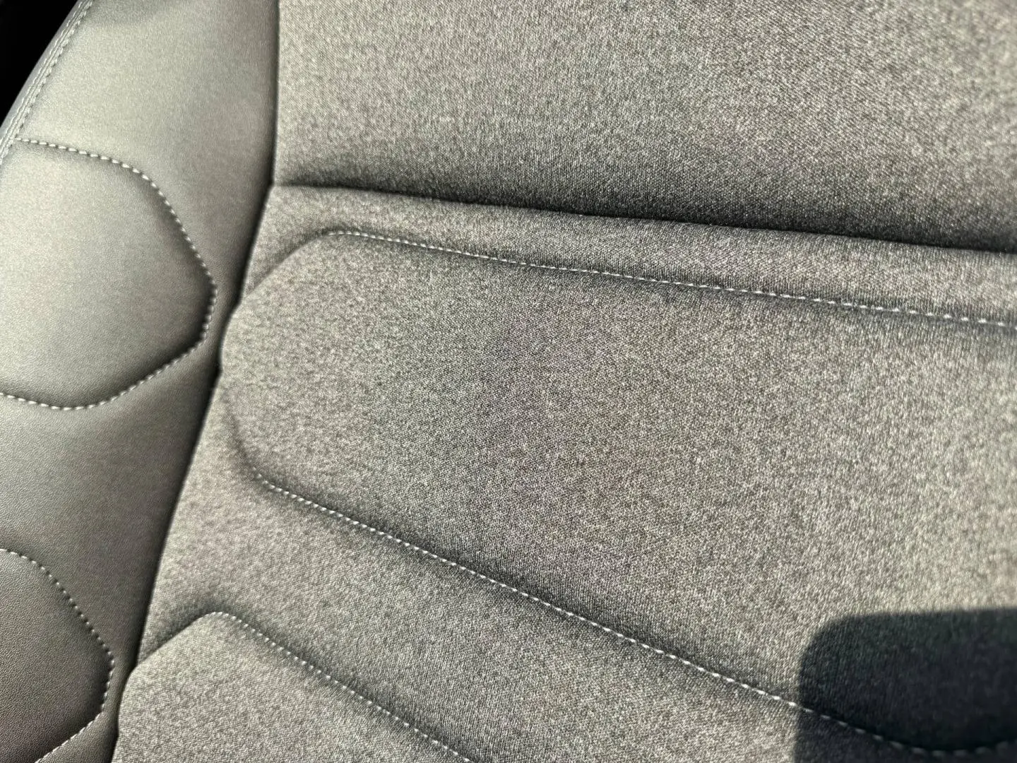 Détail du tissu Bruneo chine effet cuir noir sur siège avant du Citroën C5 Aircross 2025.