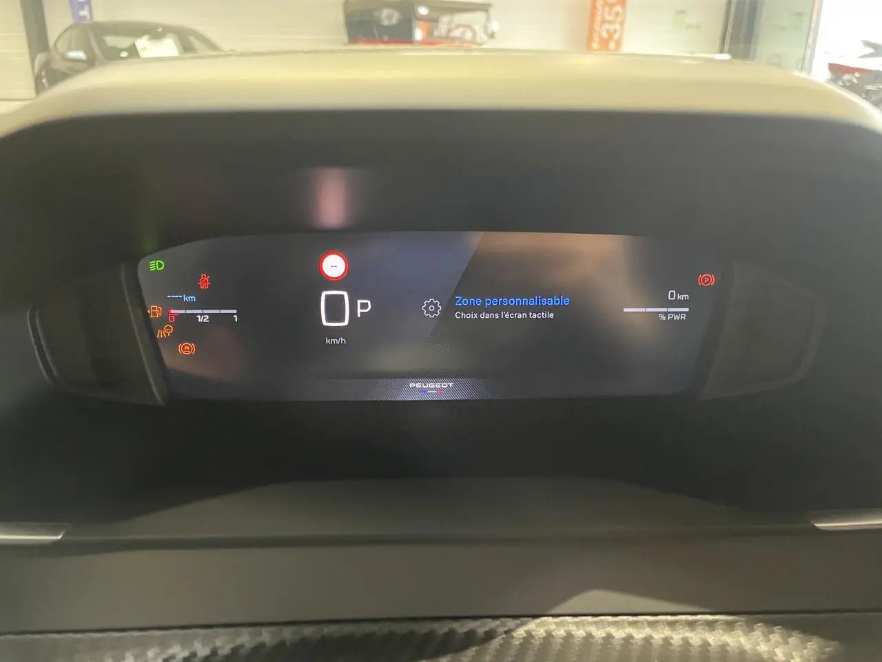 Affichage numérique du combiné de bord Peugeot 2008 hybride, vue frontale centrée sur l'écran personnalisable.