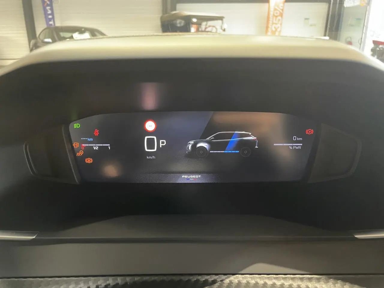 Affichage numérique du tableau de bord du Peugeot 2008 Hybrid, montrant la vitesse à 0 km/h et l'icône de stationnement.