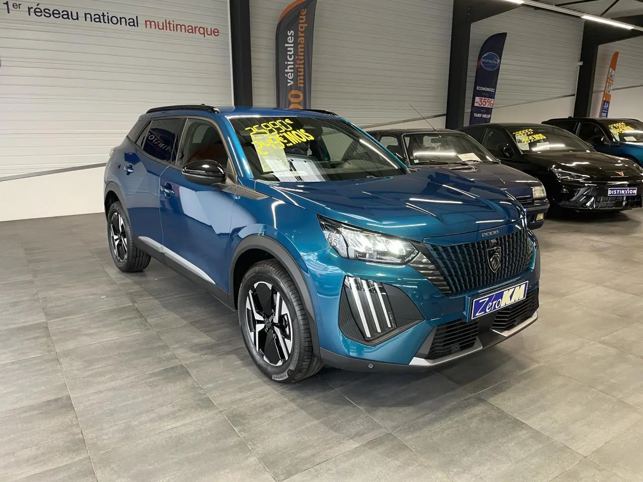 Peugeot 2008 hybride bleu en 3/4 avant droit avec jantes bi-ton et barres de toit noir brillant en showroom.