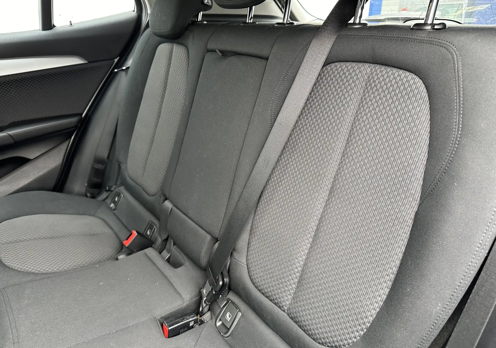 Vue rapprochée des sièges arrière en tissu gris foncé du BMW X2 1.8D 150 BVA8 Lounge sDrive 2018.