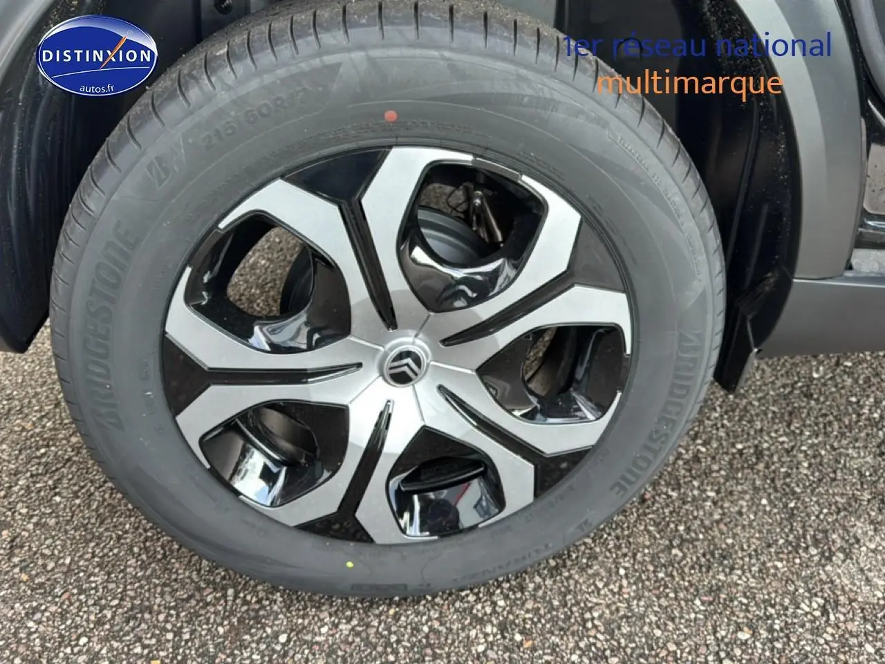 Gros plan sur la jante 17 pouces bicolore noire et argentée du Citroën C3 Aircross noir, côté droit.