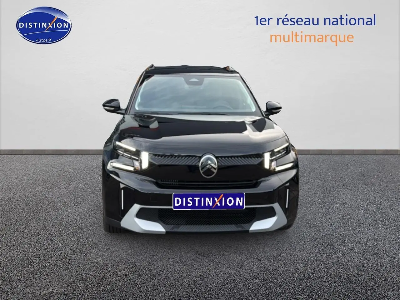 Vue avant d'un Citroën C3 Aircross noir 2025 avec phares LED et calandre moderne sur fond neutre.