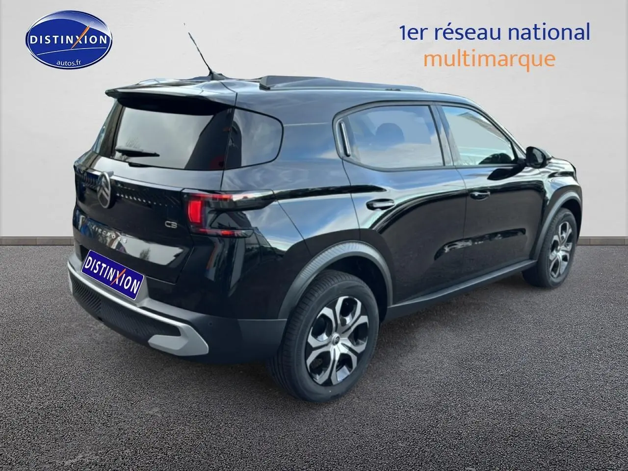Vue 3/4 arrière droite d'un Citroën C3 Aircross noir avec jantes 17 pouces et vitres arrière teintées.