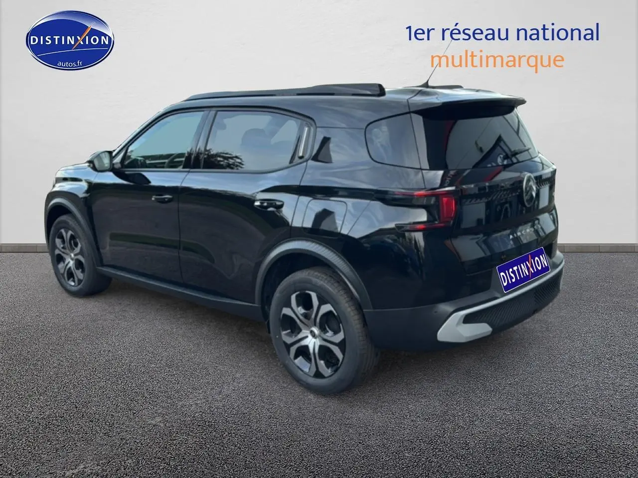 Vue 3/4 arrière côté gauche d'un Citroën C3 Aircross noir avec jantes 17 pouces et vitres teintées.