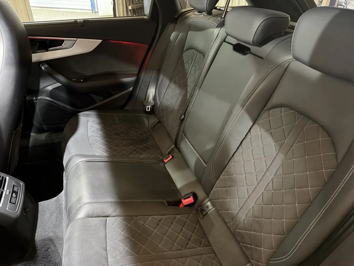 Vue intérieure côté droit des sièges arrière en cuir gris foncé matelassé de l'Audi A4 35 TFSI S Edition 2022.
