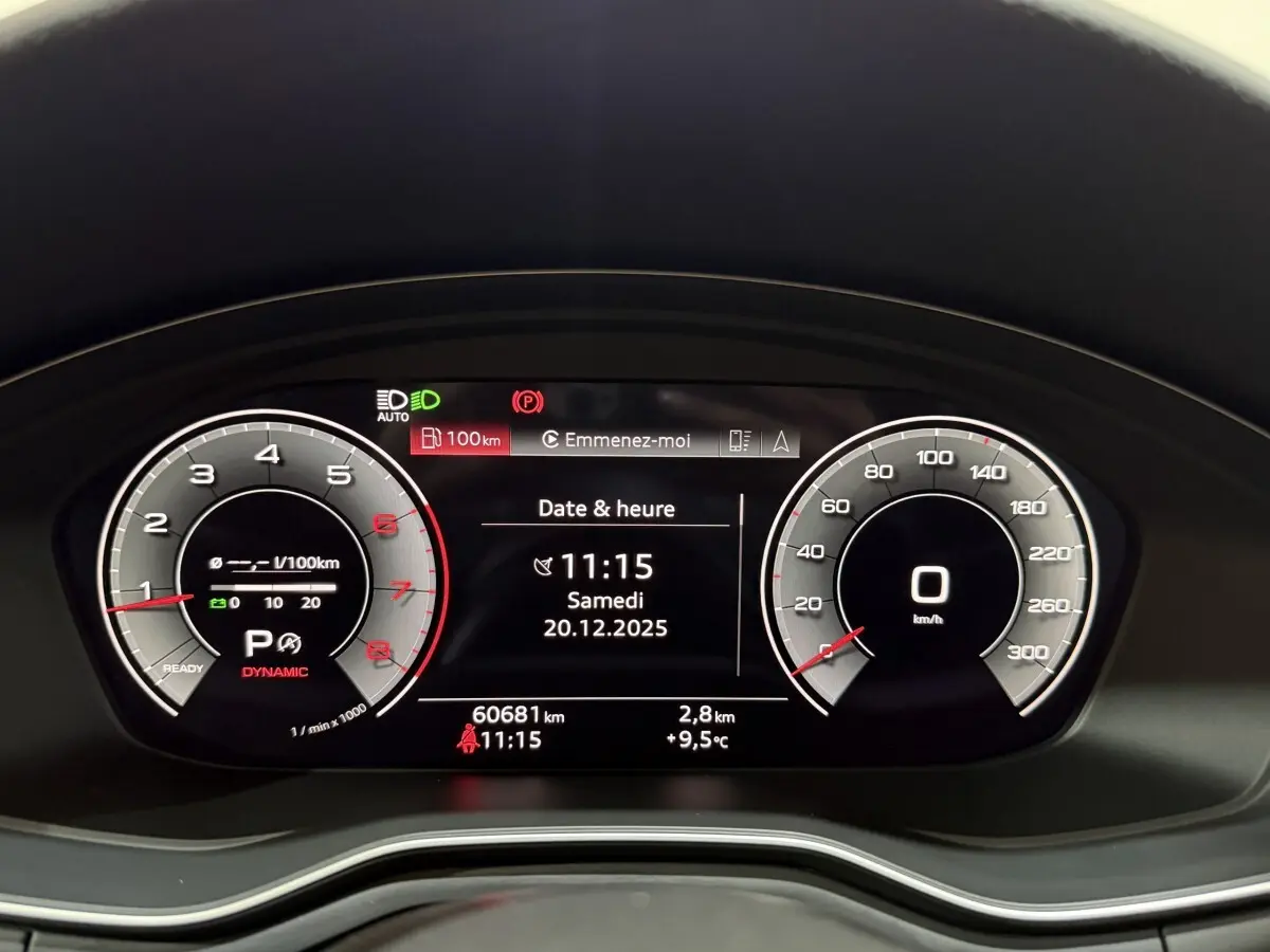 Vue rapprochée du tableau de bord numérique de l'Audi A4 gris foncé, affichant la vitesse, le compte-tours et les informations de date et heure.