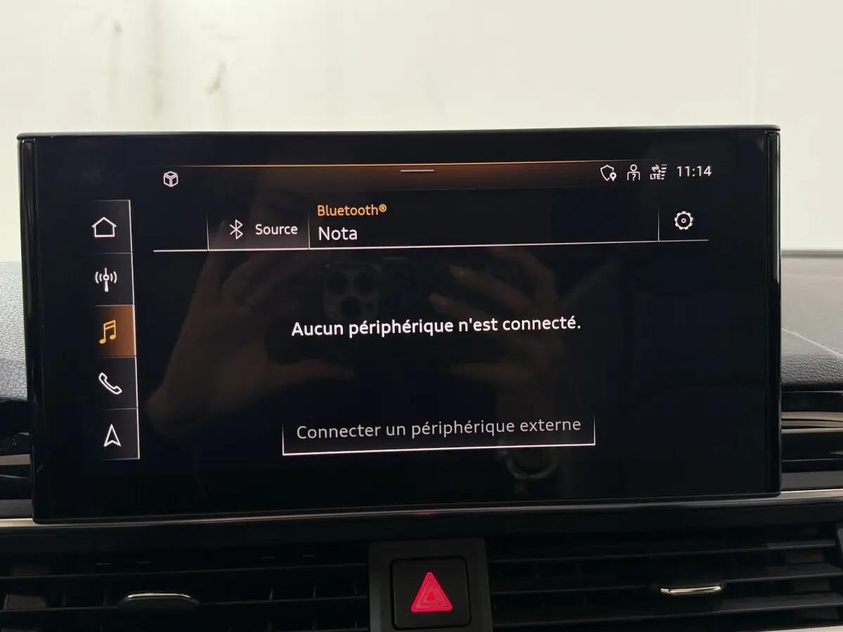 Écran tactile central de l’Audi A4 gris foncé, affichant la connexion Bluetooth sans périphérique connecté.