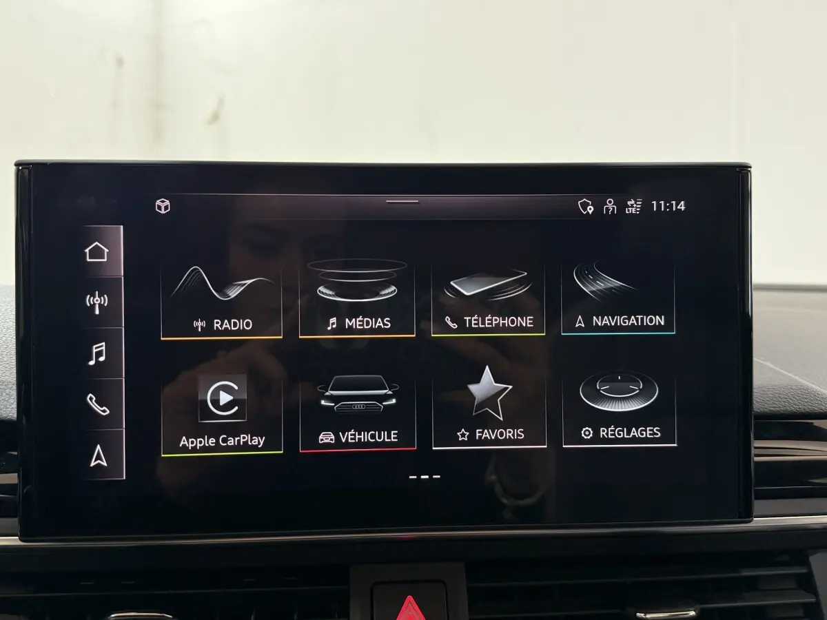 Écran tactile central de l'Audi A4 35 TFSI 2022 affichant les options multimédias, navigation et réglages.