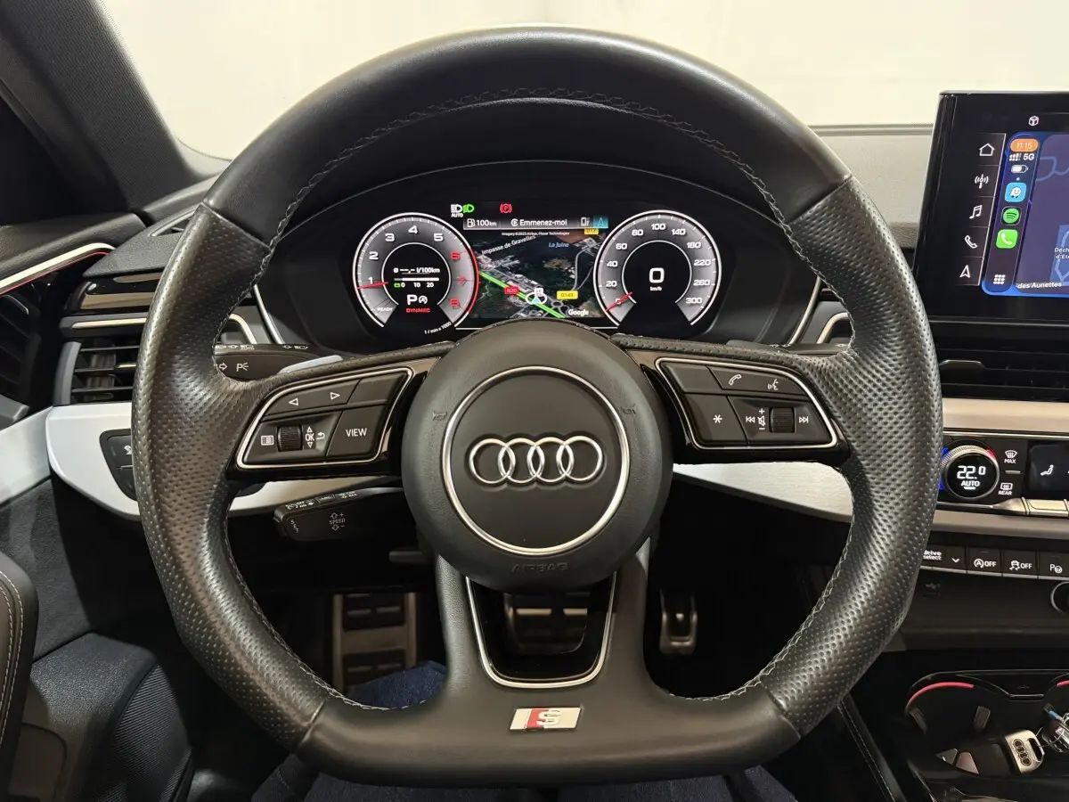 Vue centrée sur le volant cuir perforé Audi A4 S Edition 2022 avec tableau de bord numérique et écran tactile.
