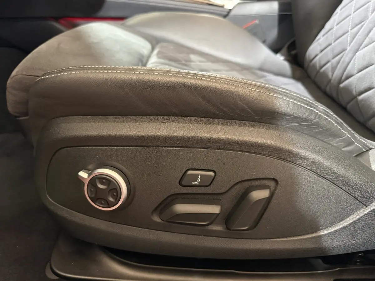 Gros plan sur les commandes électriques de réglage du siège avant gris foncé de l'Audi A4 35 TFSI S Edition 2022.