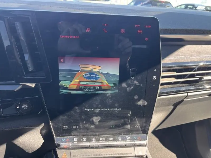 Écran tactile central du Renault Austral noir étoilé montrant la caméra de recul avec coffre ouvert.