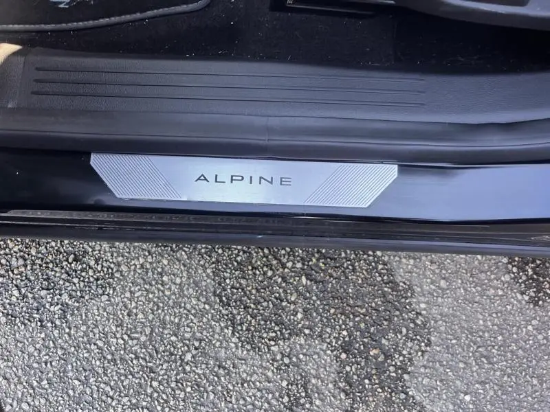 Gros plan sur la plaque de seuil de porte ALPINE du Renault Austral noir étoilé, vue côté conducteur.