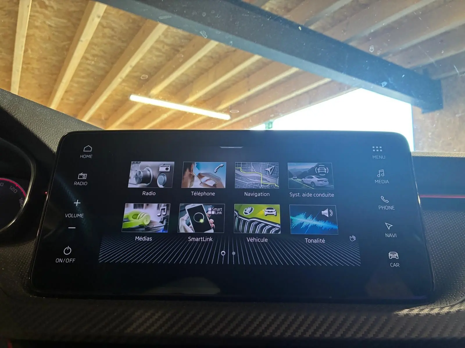 Écran tactile central du Skoda Kamiq 2024, affichant le menu principal des fonctions multimédia et navigation.