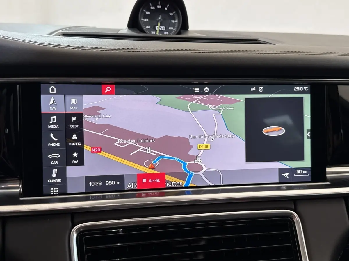 Écran tactile de navigation 12 pouces dans l’habitacle noir du Porsche Panamera 4 E-Hybrid Sport Turismo 2018.
