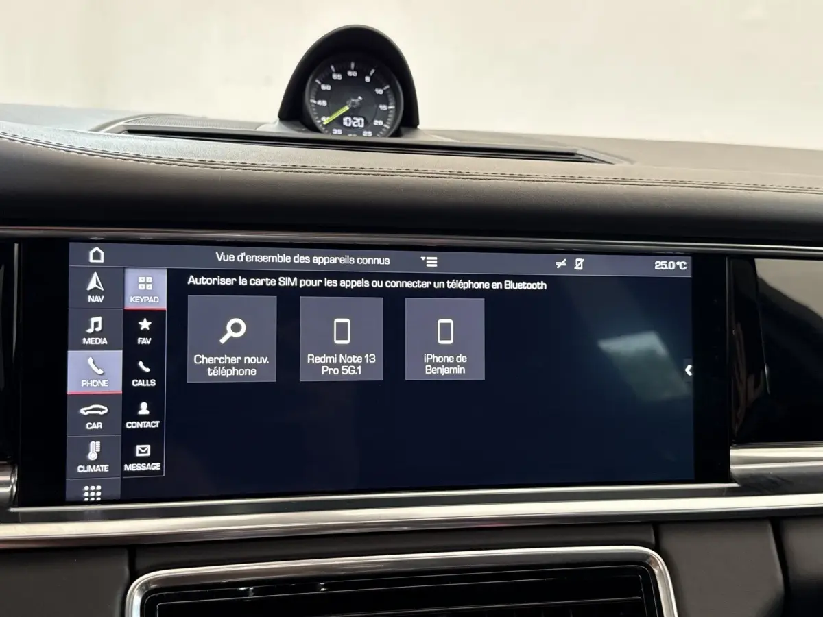 Vue rapprochée de l’écran tactile central noir affichant la connexion Bluetooth dans l’habitacle d’une Porsche Panamera 4 E-Hybrid Sport Turismo.