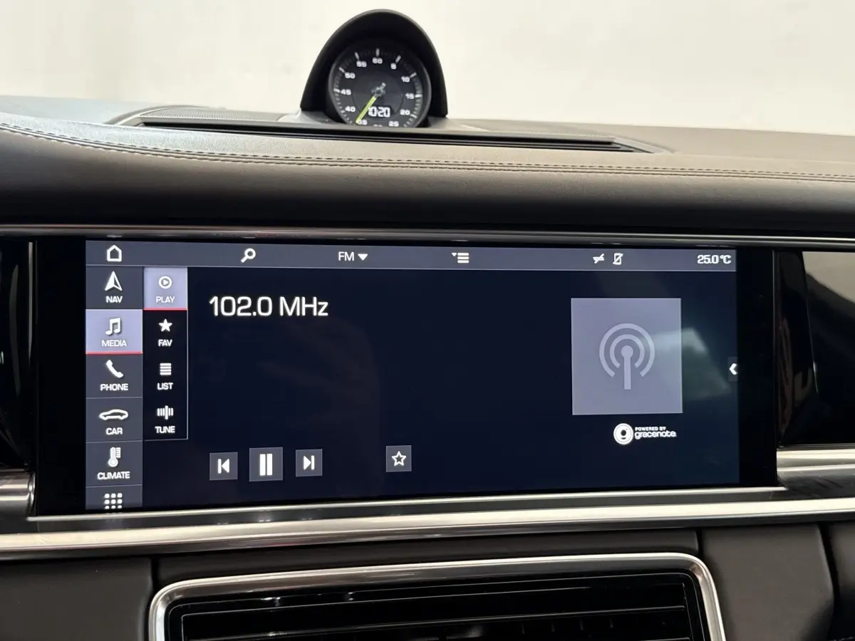 Vue rapprochée de l’écran tactile multimédia noir de la Porsche Panamera 4 E-Hybrid Sport Turismo 2018.