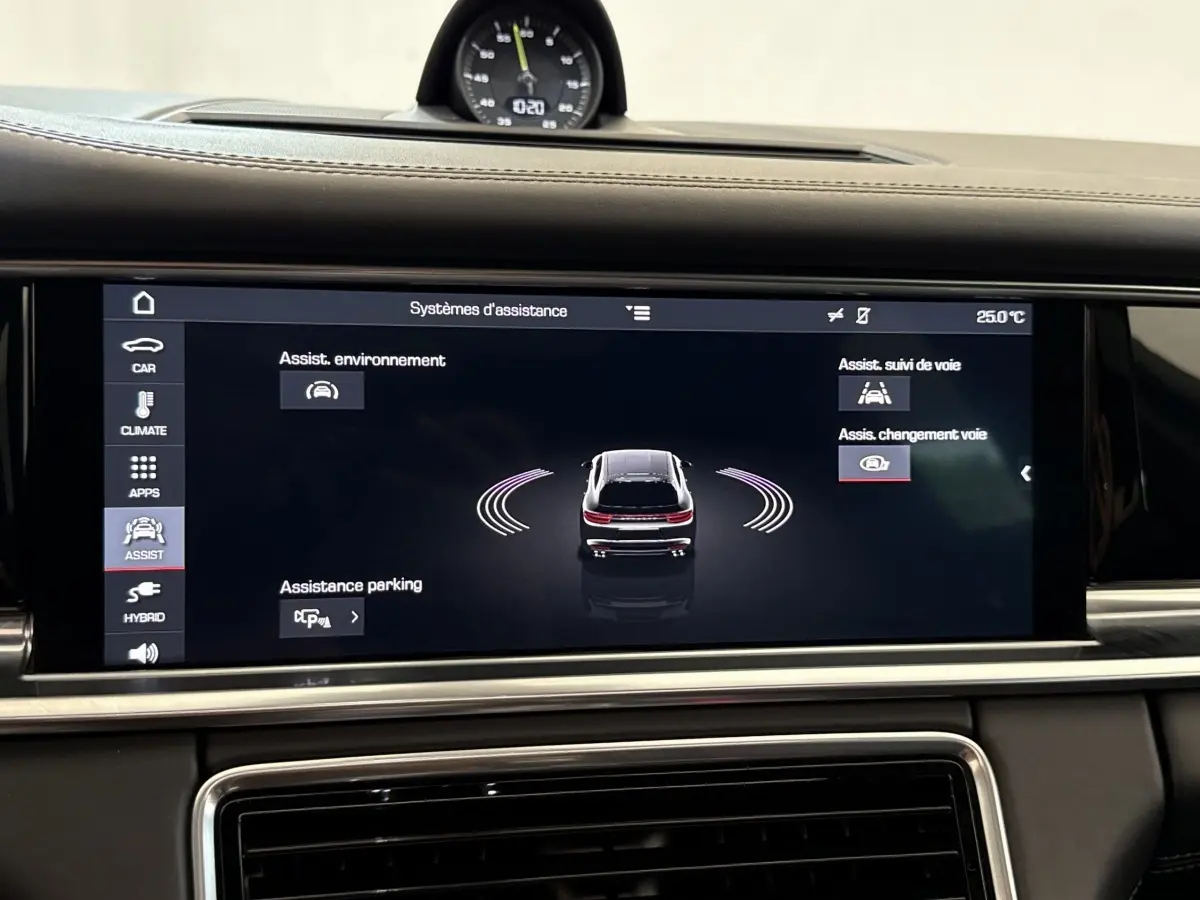 Écran tactile intérieur affichant les systèmes d'assistance de la Porsche Panamera 4 E-Hybrid Sport Turismo noire.